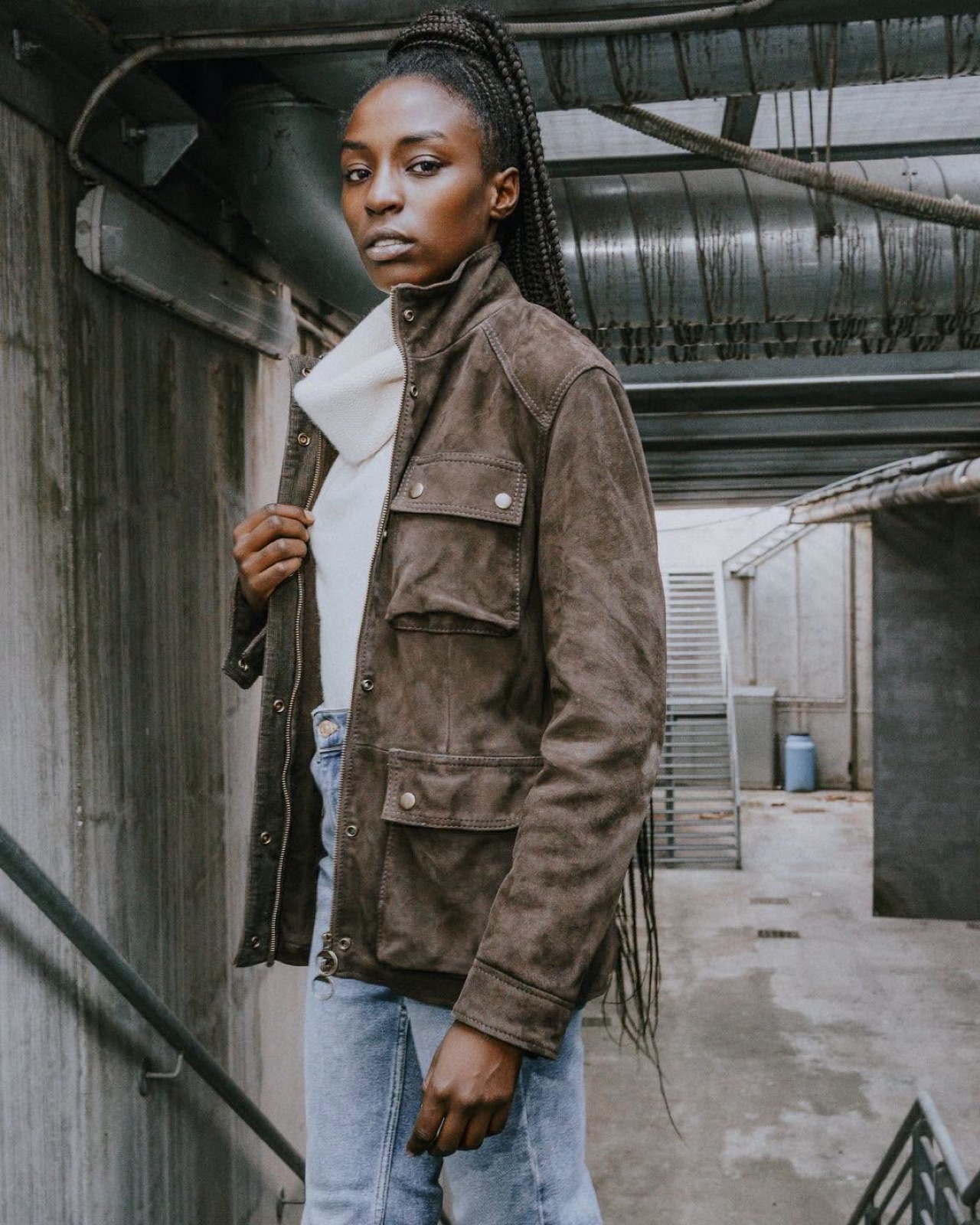 The Jackie Leathers, Wildleder-Fieldjacket mit weißem Strick