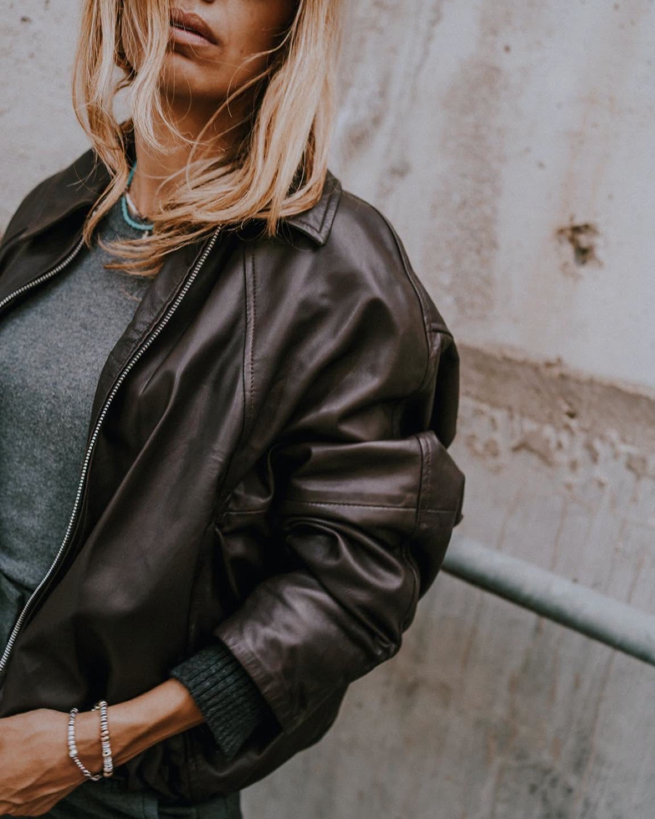 The Jackie Leathers, dunkle Lederjacke