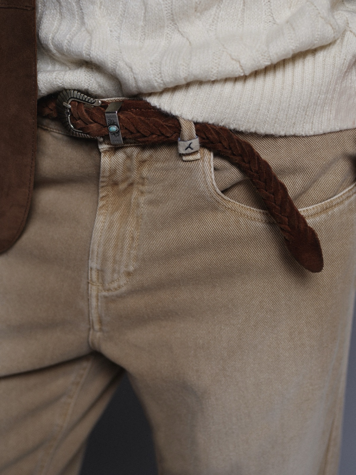 Myths Hose, Detail mit geflochtenem Gürtel